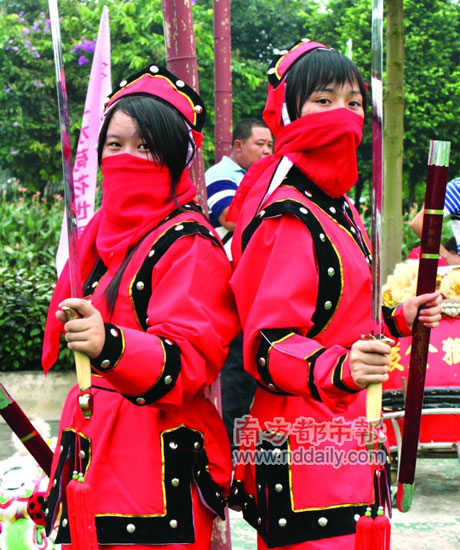 两名女子穿古代侠女服比武招亲(图)