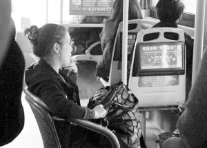 女子自带太师椅坐公交被称自助姐(图)