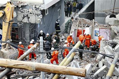 被彻底压塌的彩票店 （记者曹大鹏、严斯林摄）