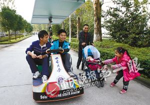 小女孩拉婴儿车与太阳能汽车比赛