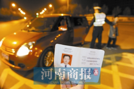酒驾被查，司机留下车和孩子，离开了现场河南商报记者 邓万里/摄