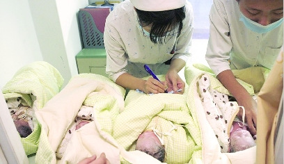 29岁产妇剖腹产下龙凤四胞胎