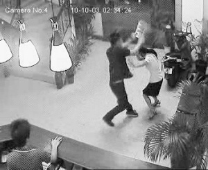 服务员小黄遭男子殴打的监控录像