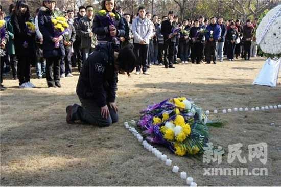 一些学生跪倒在张宁海遗像前。新民网记者周晏� 燕园现场回传