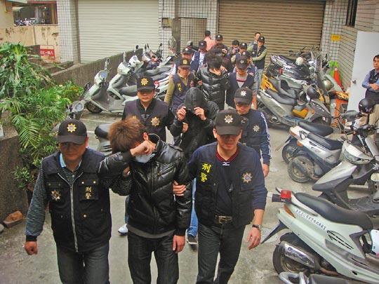 高职生不满交通违规被拍照 找同伴围殴交警(图