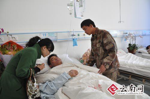 躺在病床上的王艳波说话困难，但还是接受了采访 赵岗摄 