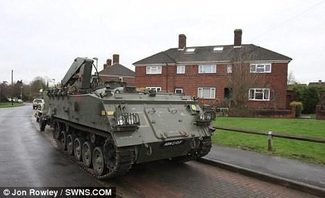 这辆“坦克”实际上是一辆带有装甲的军用起重机，曾在20世纪60年代上过战场。