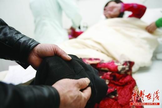被劫匪刺伤的刘洋多在省马王堆医院接受治疗。 记者 武席同 摄