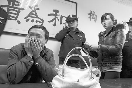 法警给秦娟戴上了手铐