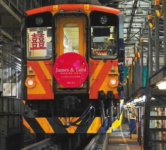这列火车礼车的车窗贴上“�”字，显得喜气洋洋。图片来源：台湾《联合报》