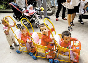 昨日，8个月大的三胞胎姐妹在小区玩，另一对龙凤胎也来凑热闹。 重庆晨报记者 李斌 摄