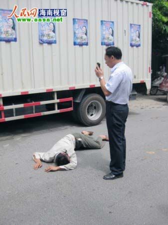 男子昏倒在马路中央，屯昌县委副书记雷雨见状下车电话救援。