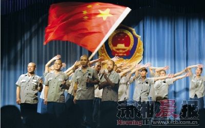 昨日，服刑人员在表演由傅国良等编导的红歌联唱《红旗飘飘》。图 记者陈勇