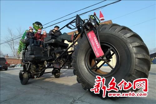 张亚利拉着好朋友在厂区内试骑自制的“巨无霸”自行车 记者 王强 摄 