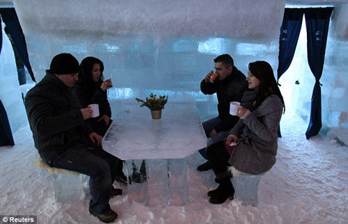 人们在旅馆中喝饮料的杯子也是冰制的。