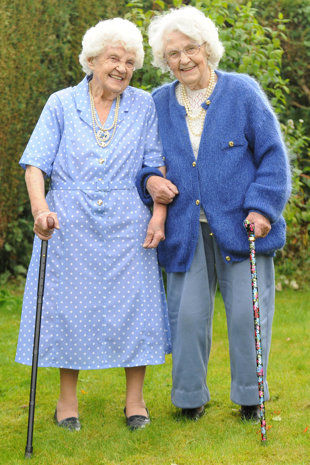世界最长寿的一对女双胞胎迎来102岁生日