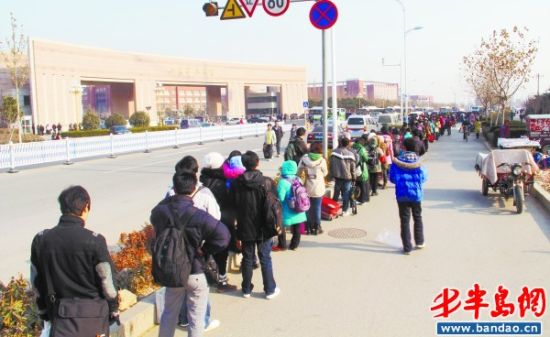 大学生排百米长队等候公交车图