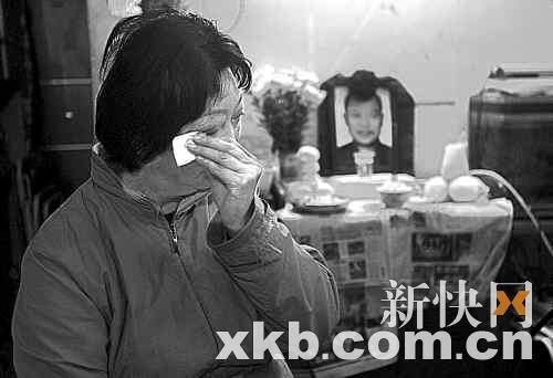 王先生的妻子黄女士接受采访时,谈及丈夫,伤心落泪。新快报记者 毕志毅/摄 王先生的妻子黄女士接受采访时,谈及丈夫,伤心落泪。新快报记者 毕志毅/摄
