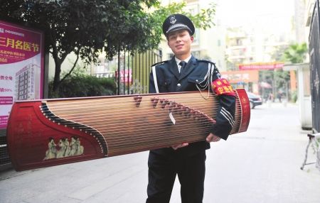 保安自学古筝小区门口弹奏走红网络(图)