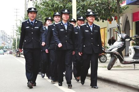 18名大学生组成<em>女子城管队</em>受摊贩称赞(组图)_