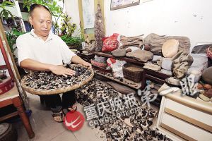 　　何先明将野菜晒干以备今后食用