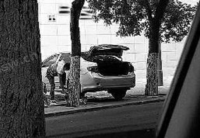 车主准备换备胎 网友“东关大少”摄6月27日中午12时许，在西安市西四路口，一名男子占道停车被城管锁了车轮，不料该男子竟卸掉被锁车轮，换上备胎扬长而去。