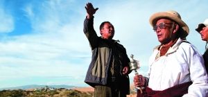 8月28日，青海省青海湖边，南加在给藏民讲述草原沙化的危害。孙湛 早报资料