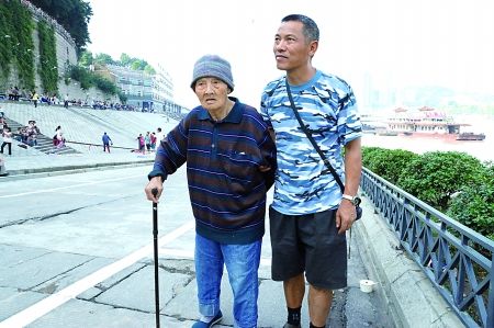 陈录雪搀着年迈的老母亲游览朝天门码头。通讯员 周健强 记者 吴珊 摄