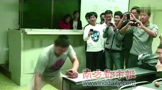 �Ĵ���ѧ��ʦκ�����ڿ�������ʾ��ש�� ��Ƶ��ͼ