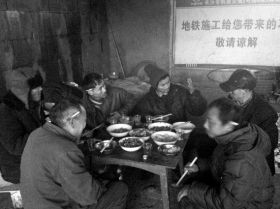 2月9日，流浪者在除夕聚在一起吃团年饭。图/郑斌宾 