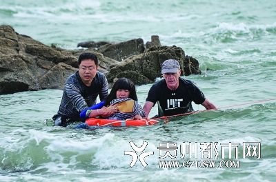   4��30������16ʱ���ң�һŮ�����ڽ�ʯ���棬����׼���뿪ʱ�ŷ��֣���ˮ�Ѿ�����·���жϡ��������ϡ����⡱������Ӫ���ϰ���