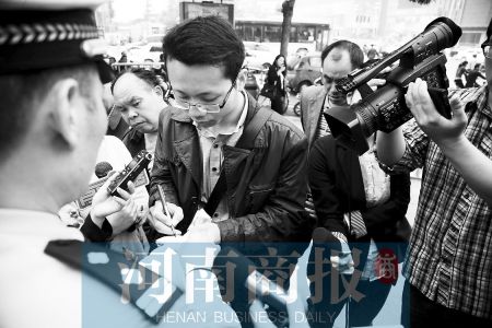 �ڷ����վ���ǩ�֣�����ͷһ�Բ�����