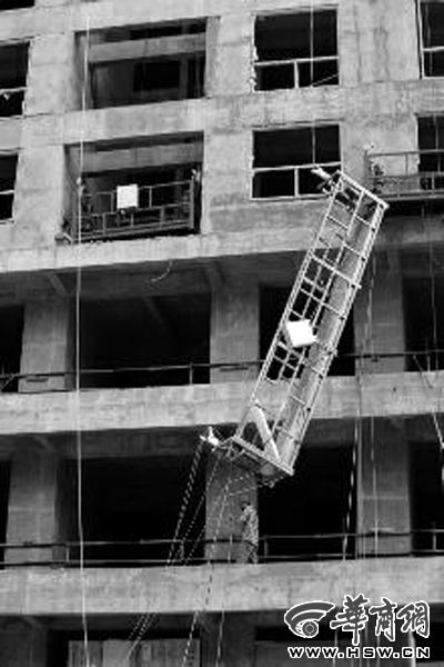 工地吊篮在高空作业时突断裂致工人受伤(图)|高