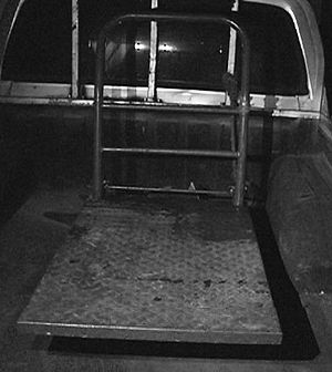 满载15箱饮料手推车冲下超市扶梯撞死老太(图