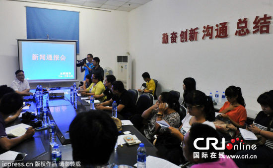 2013年7月18日下午,福州,永辉超市就上午发生的西门店员工持刀袭击顾客致死事件召开新闻通报会,永辉集团副总裁翁海辉向媒体通报说明并答记者问。图片来源:东方IC 2013年7月18日下午,福州,永辉超市就上午发生的西门店员工持刀袭击顾客致死事件召开新闻通报会,永辉集团副总裁翁海辉向媒体通报说明并答记者问。图片来源:东方IC