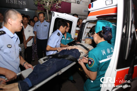 女子被特警抬至救护车。