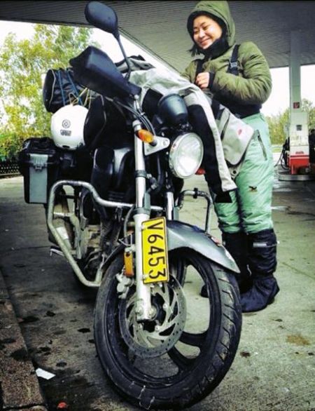 练明乔独自驾驶400斤重的摩托车穿越欧亚大陆，克服了不少困难。