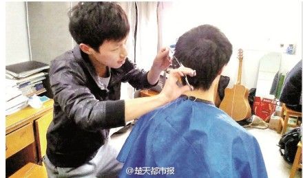 大一男生自学理发寝室开店 大一男生自学理发寝室开店