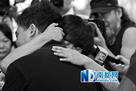 6月27日上午，深圳市公安局刑侦局，傅先生的亲姐姐与被拐22年的弟弟相拥而泣。