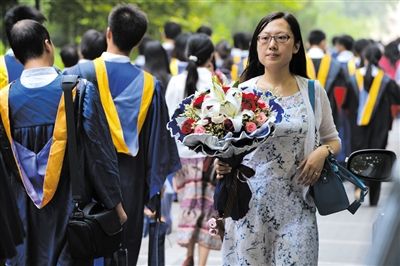 清华研究生夫妻抱3个月大女儿毕业(图)|研究生