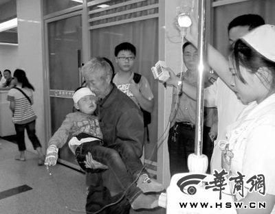 头部受伤学生被送往CT室 华商报记者 毛明博 摄 