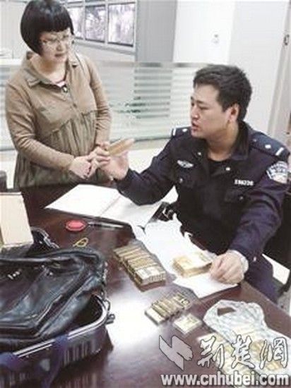 恩施巴东县的薛女士(左)在车站过安检时错提走8.9公斤黄金 恩施巴东县的薛女士(左)在车站过安检时错提走8.9公斤黄金
