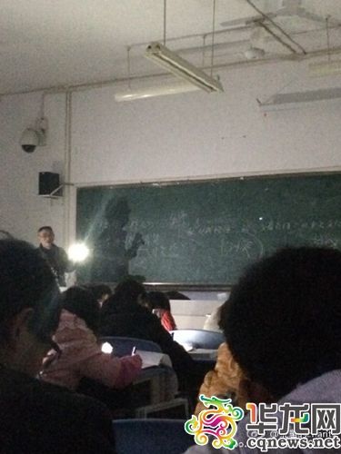 李胜用手机手电筒为学生照明。 受访者供图 华龙网发 李胜用手机手电筒为学生照明。 受访者供图 华龙网发