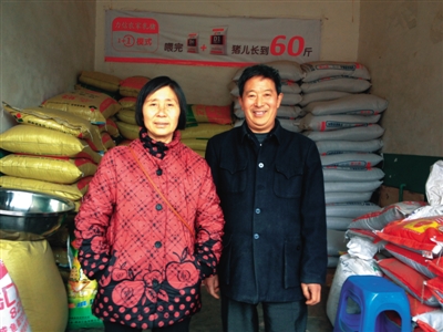 1月26日，张明发和邹玉花夫妇在自家饲料店里。两个月前，失散31年的儿子通过发传单找到了他们。 新京报记者 王瑞锋 摄