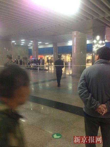 北京西站内北1出口一男子坠楼身亡 原因不明20150412