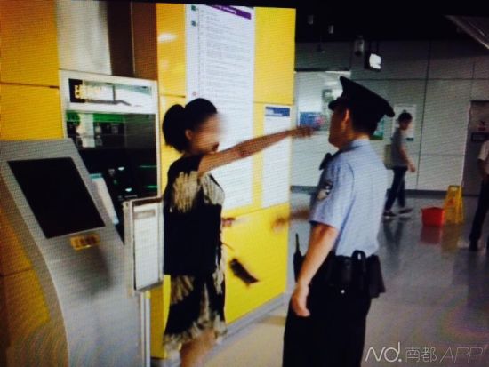 5月7日，女子不配合地铁安检，还辱骂执勤民警。