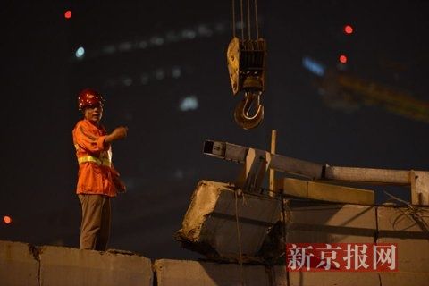 凌晨2点半,工作人员清理现场。新京报记者 王子诚 摄 凌晨2点半,工作人员清理现场。新京报记者 王子诚 摄
