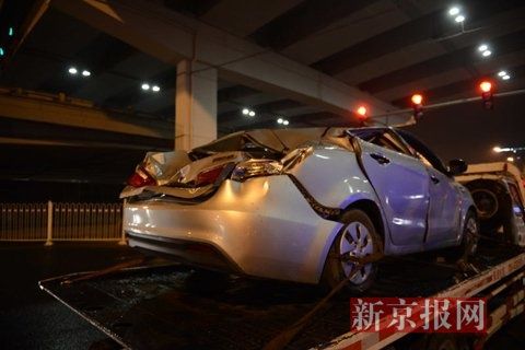 被砸的银色轿车。新京报记者 王子诚 摄 被砸的银色轿车。新京报记者 王子诚 摄
