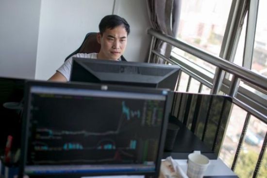 张雄杰2015年7月27日在杭州办公室内。(路透社网站) 张雄杰2015年7月27日在杭州办公室内。(路透社网站)