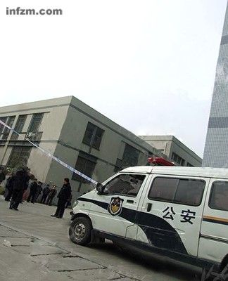 3月23日，警方正在勘察合肥工大团委副书记陈刚跳楼自杀的现场。